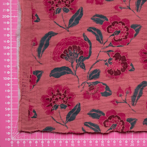 Tkanina pikowana dwustronna kwiaty na zgaszonym różu i zgaszonej szałwii