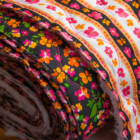 Tkanina pikowana dwustronna kwiaty na czerni