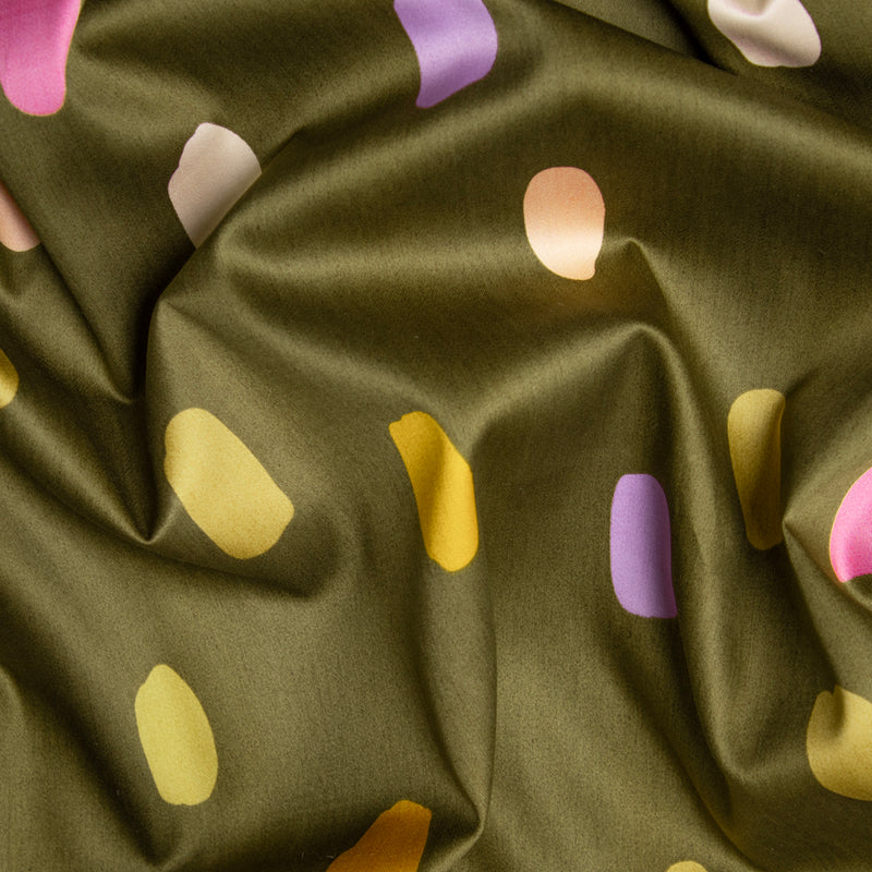 Bawełna satynowa kolorowe plamki na zieleni mchu