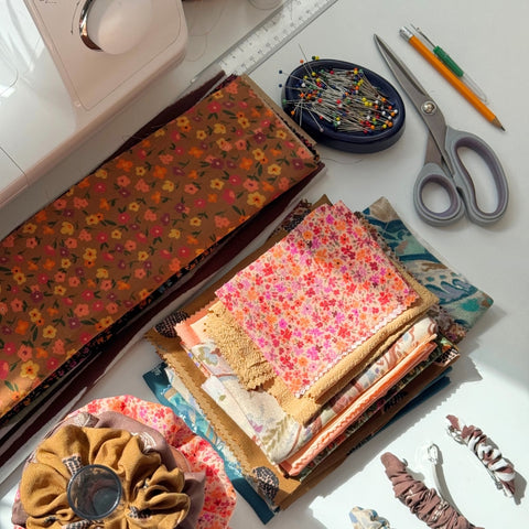 Kurs online szycia ozdób do włosów - gumka scrunchie i spinka