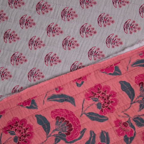 Tkanina pikowana dwustronna kwiaty na zgaszonym różu i zgaszonej szałwii