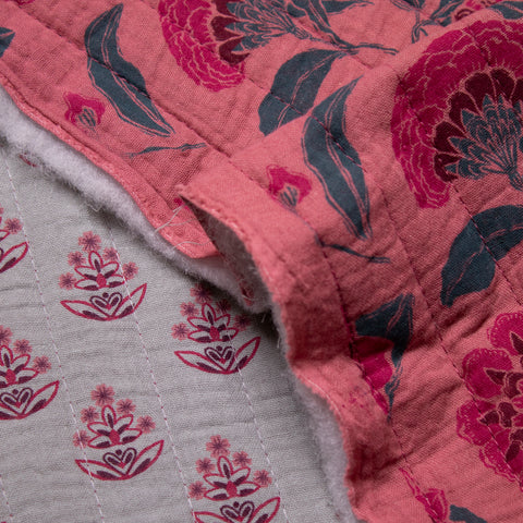 Tkanina pikowana dwustronna kwiaty na zgaszonym różu i zgaszonej szałwii